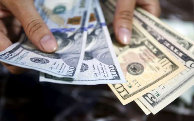 Al cierre de operaciones, el dólar al menudeo se vendía en 19.30 pesos y cotizaba en 18.45 pesos a la compra, según datos de Citibanamex