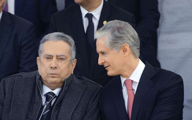El gobernador mexiquense, con su padre, en diciembre de 2017. FOTO: ARTEMIO GUERRA BAZ /CUARTOSCURO.COM