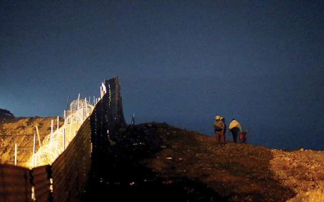 Las barreras físicas no han frenado el movimiento de personas. Foto: Reuters