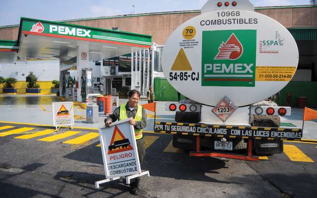 Los gasolineros aseguran que las pipas serán insuficientes para el combustible. FOTO: DIEGO SIMÓN SÁNCHEZ /CUARTOSCURO.COM