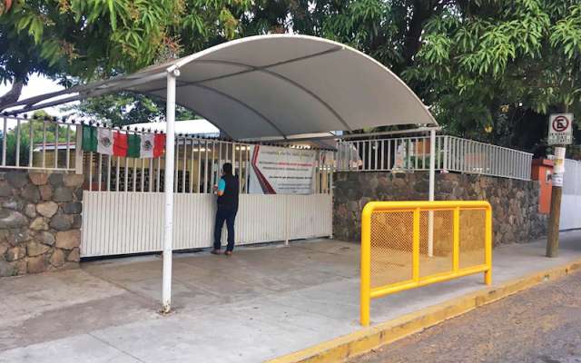 Varios padres de familia no se enteraron del paro y llevaron a sus hijos a la escuela. Foto: Martha de la Torre