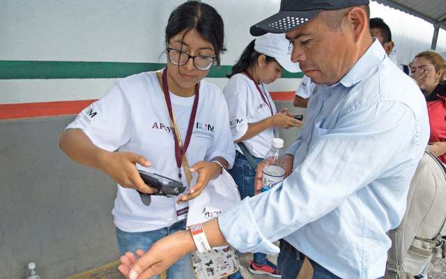 Migrantes hondureños realizan tramites para ordenar su estancia en México este jueves, en el municipio de Suchiate, en Chiapas. EFE/Rodrigo Pardo