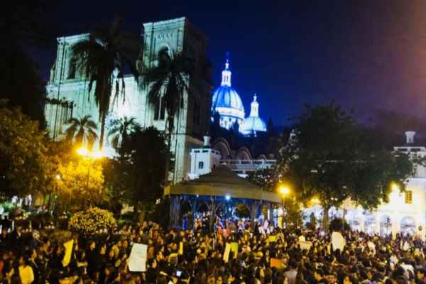 En Quito, grupos feministas marcharon hasta las dependencias de la Fiscalía del Estado para reclamar por el aumento de los casos de violencia de género. Foto: @Victorivaden