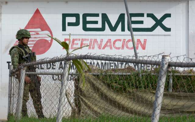 De acuerdo con trabajadores de Pemex, los militares están revisando las pipas y la documentación de toda unidad que sale con combustible de esas plantas, para tratar de detectar alguna irregularidad. FOTO: JUAN CARLOS CRUZ /CUARTOSCURO