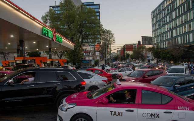Autoridades federales y de Petróleos Mexicanos insisten en que no existe desbasto del combustible y los problemas se deben a problemas de logística en la distribución