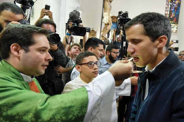GUAIDÓ. Asistió a una
ceremonia religiosa a la
iglesia de San José Chacao, en Miranda. Foto: Reuters