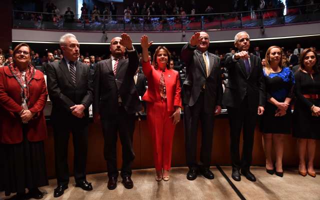 Los funcionarios que ya ocupan sus puestos rindieron protesta de Ley ante el pleno del Senado.
FOTO: PABLO SALAZAR