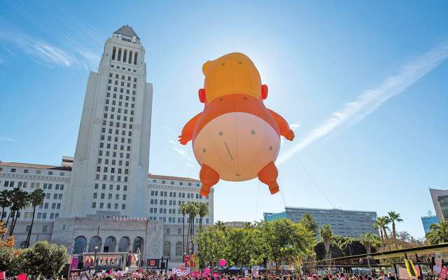 Cientos de mujeres protestaron el sábado en Los Angeles, por sus derechos y contra el gobierno de Trump. Foto: AFP