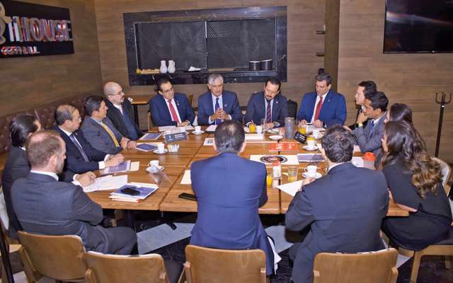 MANOS A LA OBRA. Los representantes del deporte profesional en México, reunidos por una causa. Foto: Especial