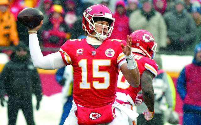 CONSTANTE. El QB de Chiefs tuvo un rating
de 85.2 bajo una ligera nevada en Missouri. Foto: AP