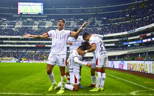 JÚBILO. Los tapatíos celebraron en un Azteca que sólo tuvo una asistencia de 32 mil 881 aficionados. Foto: MEXSPORT