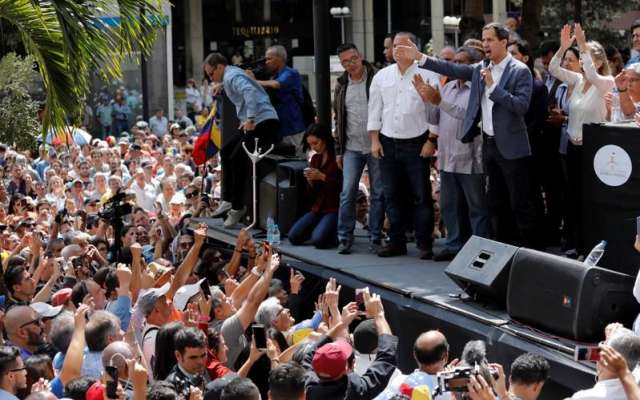 RECHAZO. Opositores a Maduro respaldaron
ayer a Juan Guaidó, presidente del Parlamento. Foto: REUTERS