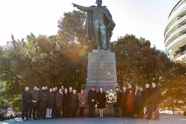 Al término de la presentación de sus cartas credenciales, la Embajadora se trasladó a la estatua de Benito Juárez en Washington, D.C., donde colocó una ofrenda floral. Foto: Especial