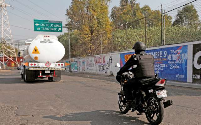 Los camiones usados para el traslado de combustible son escoltados por policías federales y militares en las carreteras del país. Foto: Reuters