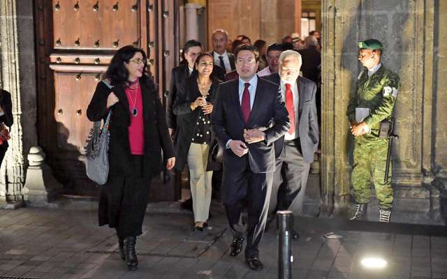 TRAS UN ENCUENTRO CON EL PRESIDENTE EN PALACIO NACIONAL, EL SENADOR MARTÍ BATRES DIJO QUE NO HABRÁ CAMBIOS EN LA ESTRATEGIA DEL GOBIERNO FEDERAL, PUES “LA LUCHA CONTRA EL HUACHICOLEO VA A PREVALECER. Foto: Pablo Salazar