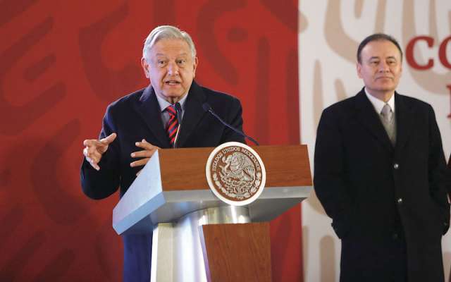 El presidente López Obrador explicó que la estrategia contra el robo de combustible ha funcionado y prometió regresar el abasto a la normalidad. Foto: Nayeli Cruz / El Heraldo de México.