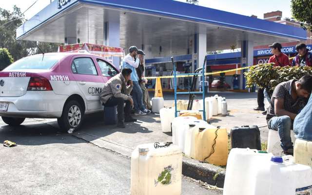 Pese a la crisis
de combustible
y la larga
espera, los
taxis tolerados
mantienen su
tarifa normal. CUARTOSCURO