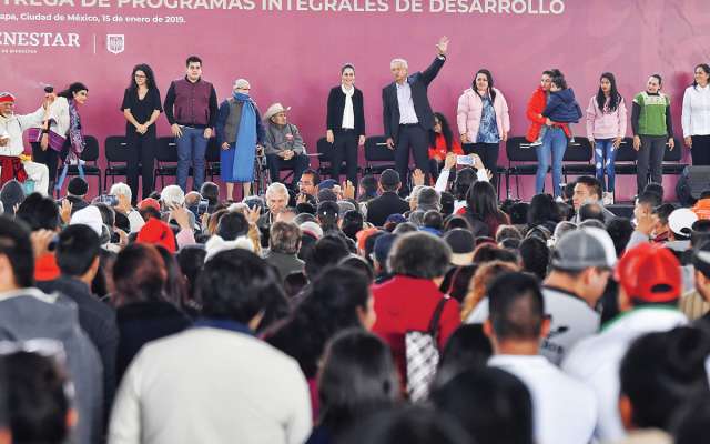El presidente López Obrador hizo el anuncio en Iztapalapa, junto a Claudia Sheinbaum. Foto: Edgar López / El Heraldo de México.