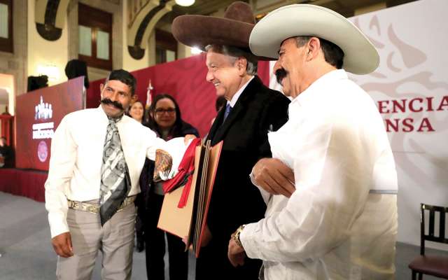 El presidente López Obrador recibió en Palacio Nacional a familiares de
Emiliano Zapata, a quien el gobierno federal dedica este año. Foto: Notimex