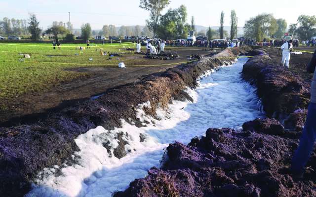 Los peritos
hallaron seis
cuerpos en la
zanja donde
fue el estallido. FOTO: VÍCTOR GAHBLER