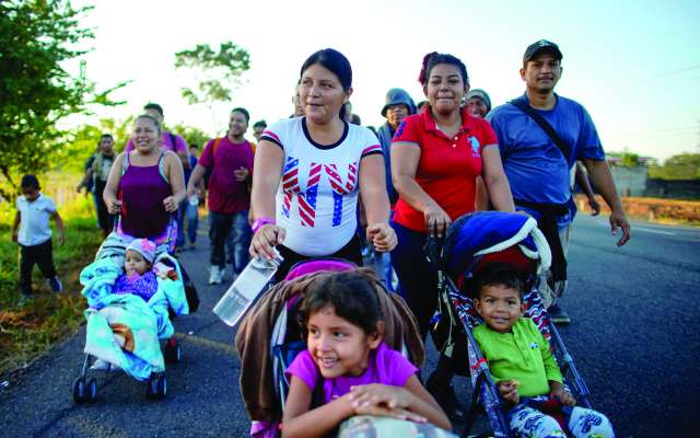 Decenas de madres migrantes caminaron empujando a sus hijos rumbo a Huixtla, Chiapas. FOTO: REUTERS