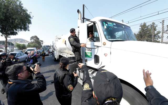 Un grupo de
manifestantes
bloqueó la
calzada Ignacio
Zaragoza, en
la alcaldía
Iztapalapa, por
el desabasto de
gasolina. FOTOS: LESLIE PÉREZ