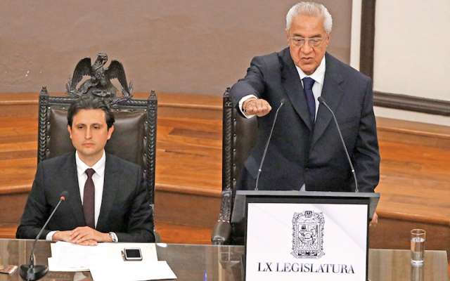 Guillermo Pacheco rindió protesta como gobernador interino e instó a partidos y sociedad a unirse por Puebla. Foto: Especial.