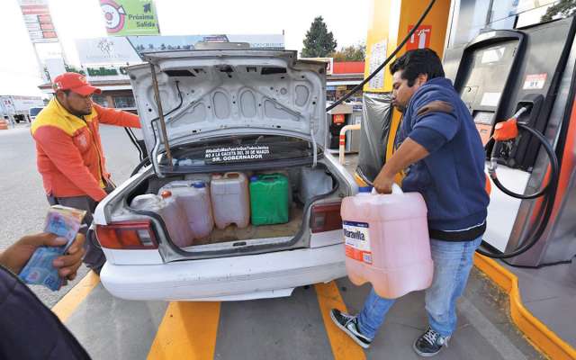 La falta de producto en las gasolineras es palpable y el nerviosismo de consumidores cunde. Foto: Leslie Pérez / El Heraldo de México.
