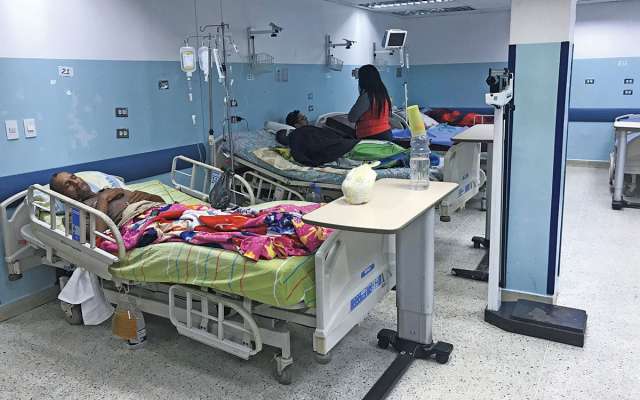 El médico José trabaja en el hospital más grande de Caracas, dice que diario mueren uno o dos enfermos. Foto: AFP