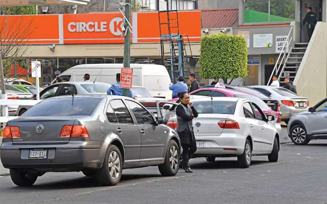 La sugerencia de los empresarios y la ciudadanía es para facilitar el proceso de abastecimiento del combustible, a fin de que todos puedan acceder al mismo. Foto: Pablo Salazar Solís / El Heraldo de México.