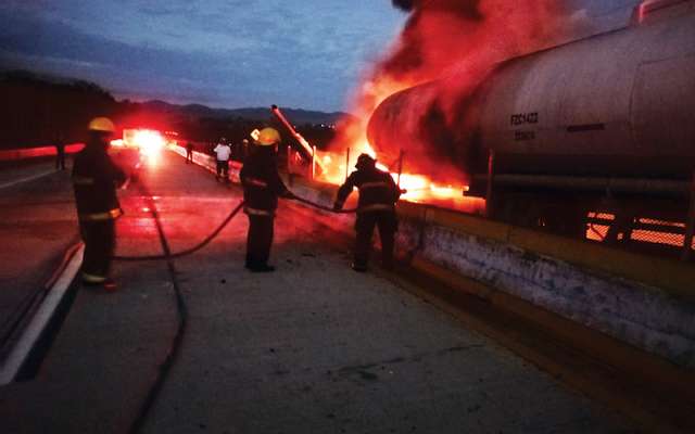 Una pipa que transportaba combustible en la Autopista del Sol (México- Acapulco), se incendió ayer. No se perdió el inflamable, y el chofer salió ileso. Foto: Especial.