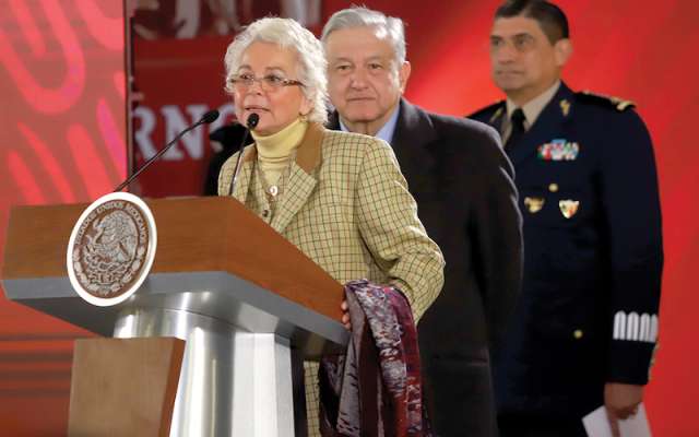 Olga Sánchez Cordero y López Obrador pidieron paciencia a la ciudadanía por el desabasto de combustibles. Foto: Víctor Gahbler / El Heraldo de México