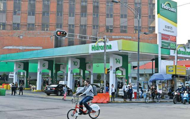 En la gasolinera de Insurgentes y Reforma el servicio se regularizó; ya no se ven las filas de automovilistas a la espera de poder surtirse. Foto: Víctor Gahbler / El Heraldo de México