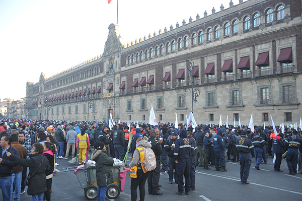 El Sindicato de Bomberos instaló un plantón en el Zócalo capitalino. FOTO: CUARTOSCURO