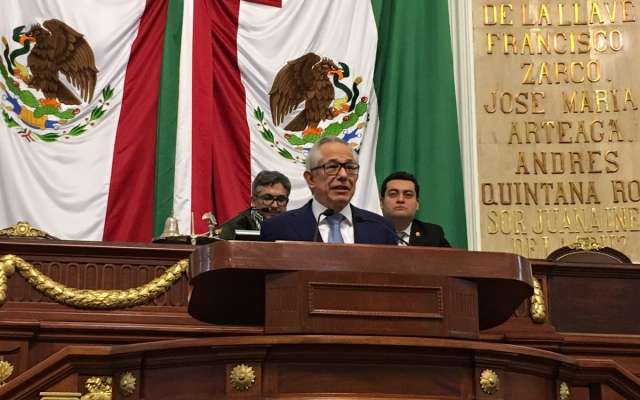 El penúltimo párrafo del artículo 25 de la ley señala que “durante el desarrollo de sesiones del Congreso se dispondrá de las y los intérpretes de Lengua de Señas Mexicanas