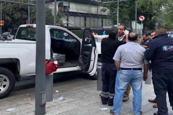 De acuerdo con el alcalde los presuntos escoltas chocaron y después golpearon a los trabajadores. Foto: Víctor Romo