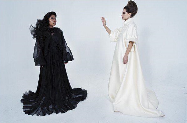 Durante el performance titulado Hollywood Tales se aprecia Yalitza luciendo un vestido negro de Valentino; y Mariana con un atuendo de The Row. Foto: Twitter