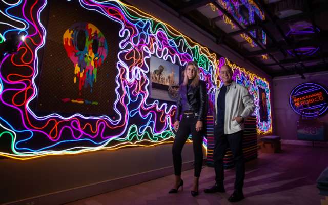 “Las mexicanadas de Rubicó”, es el nombre de su primer sala, en la que llama la atención una pared con luces neón