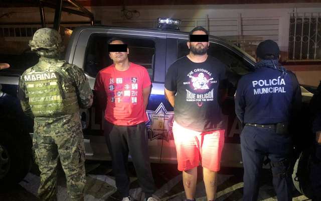 Al notar la presencia policiaca, las dos personas se introdujeron un bulto a la altura del estómago y abordaron un vehículo
