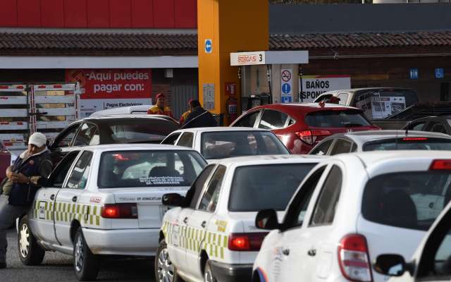 Automovilistas buscan gasolina en el Valle de Toluca. Foto: Leslie Pérez / El Heraldo de México
