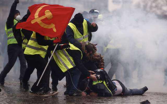 VIOLENCIA. Manifestantes recibieron gas lacrimógeno
y chorros de agua. Foto: REUTERS