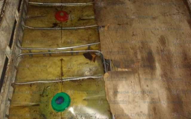 El combustible fue localizado en contenedores en varios vehículos. Foto: Especial,