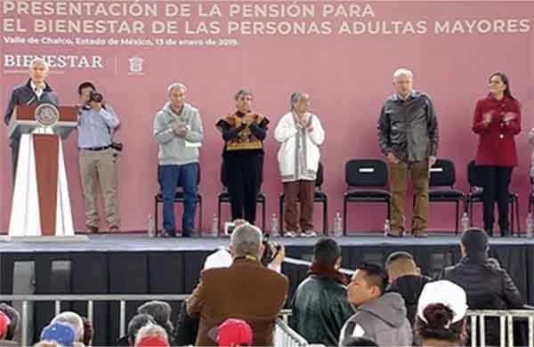 El presidente de la República, Andrés Manuel López Obrador, presenta esta mañana en el Valle de Chalco, los detalles del programa Pensión para Adultos Mayores.