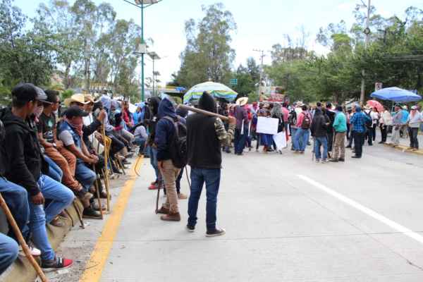 La demanda es que la SEG asigne a siete maestros para escuelas del nivel preescolar, primaria y secundaria de ambos poblados. Foto:Carlos Navarrete Romero