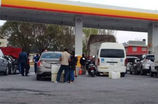 En la carretera federal México-Puebla, la gasolinera del municipio Santa Rita Tlahuapan dejó de ofrecer el servicio alrededor de las cuatro de la tarde del sábado. FOTO: ESPECIAL