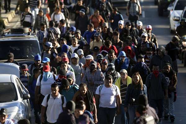 Al salir de San Salvador, la caravana tomó el bulevar monseñor Óscar Arnulfo Romero dirección a la frontera con Guatemala. FOTO: AFP
