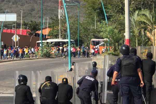 Al parecer los presuntos estudiantes hicieron destrozos en la Subsecretaría de Educación Federalizada. Foto: Especial