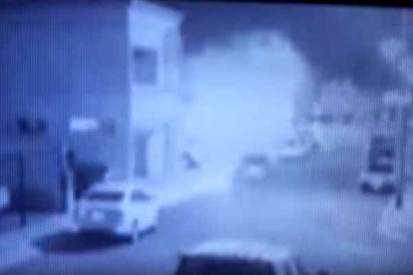 Al parecer, la grabación se tomó desde la cámara de seguridad de un vivienda vecina. Foto: Especial
