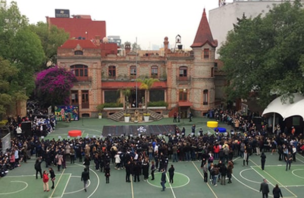 Este lunes se realizaron diversos eventos culturales, pues participó el coro conformado por ex alumnos del colegio, así como un performance.