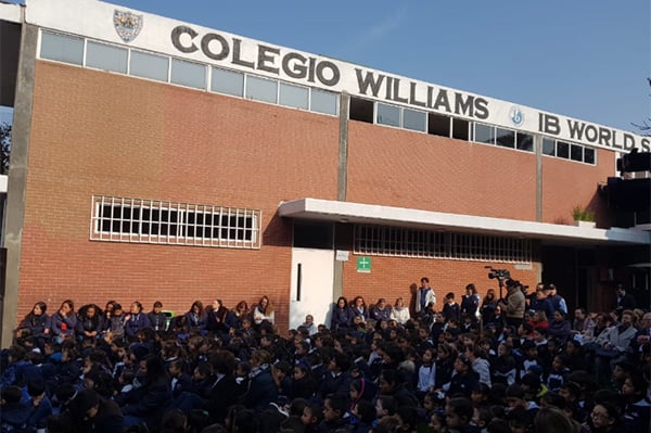En el evento alumnos del Colegio Williams llevaron a cabo actividades artísticas por los festejos, entre ellos algunos performance.